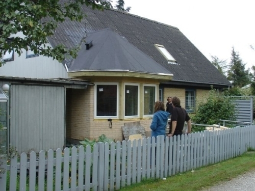 Tre nye udskiftede vinduer på et gult hus på Sjælland.