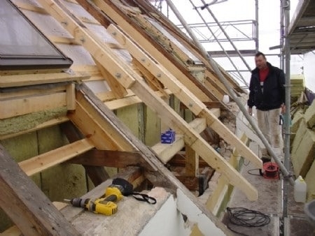 Hus med tag som er ved at blive renoveret med tømrerarbejde privat i Søborg på Sjælland.